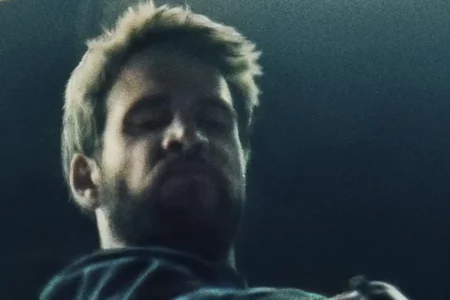 Gaya Liam Hemsworth dalam poster film Killerman (2019) (foto: Dok Blue Fox Entertainment)