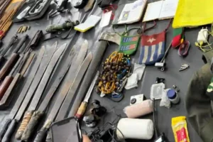 Sejumlah barang bukti yang ditemukan di markas KKB pimpinan Undius Kogoya (foto: Dok Humas Polri)