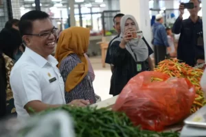 Deputi Ketersediaan dan Stabilitas Pangan Bapanas RI I Gusti Ketut Astawa saat mengunjungi Pasar Johar Semarang