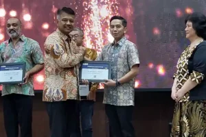 CEO Tokocrypto, Yudhono Rawis, saat menerima penghargaan yang diserahkan Kepala Kanwil DJP Jaksel I, Dionysius Lucas Hendrawan di Jakarta