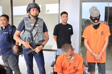 Dua pelaku jambret yang berhasil diamankan tim gabungan Jatanras Polda Riau, Satreskrim Polresta Pekanbaru serta Opsnal Polsek Limapuluh (foto: Dok Humas Polri)