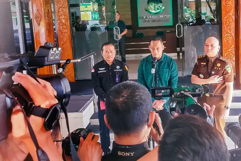 Bareskrim Polri melimpahkan sembilan tersangka kasus tindak pidana judi online pada Kejaksaan Negeri Kota Semarang, Jawa Tengah.