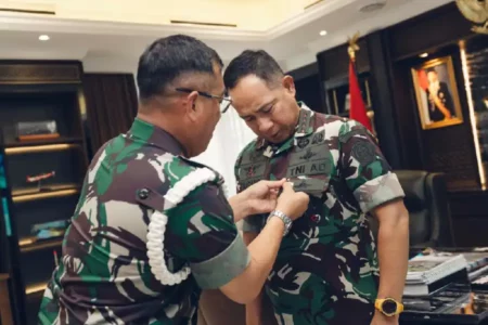 Panglima TNI Jenderal Agus Subiyanto saat menerima Pin Gajah Mada di Mabes TNI, Cilangkap, Jakarta Timur.