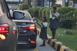 Tangkapan layar video saat sebuah mobil dengan pelat Polri berhenti dan membeli semua koran yang dijual oleh anak-anak di pinggir jalan (foto: Dok Humas Polri)